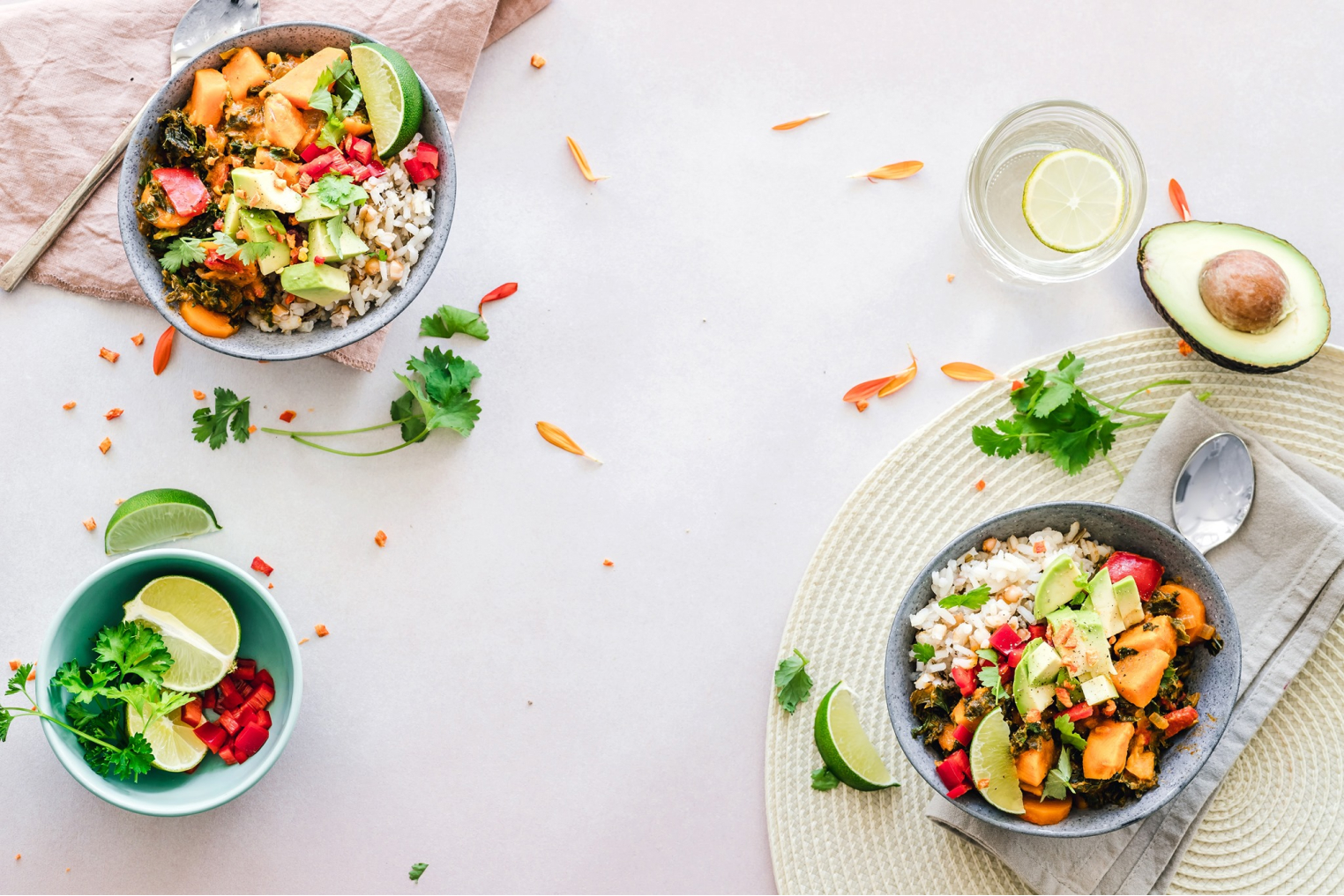 image de pokebowl sur une table