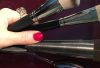 Des pinceaux de fond de teint dans la main de Louise Wittlich, maquilleuse pro et coach beauté