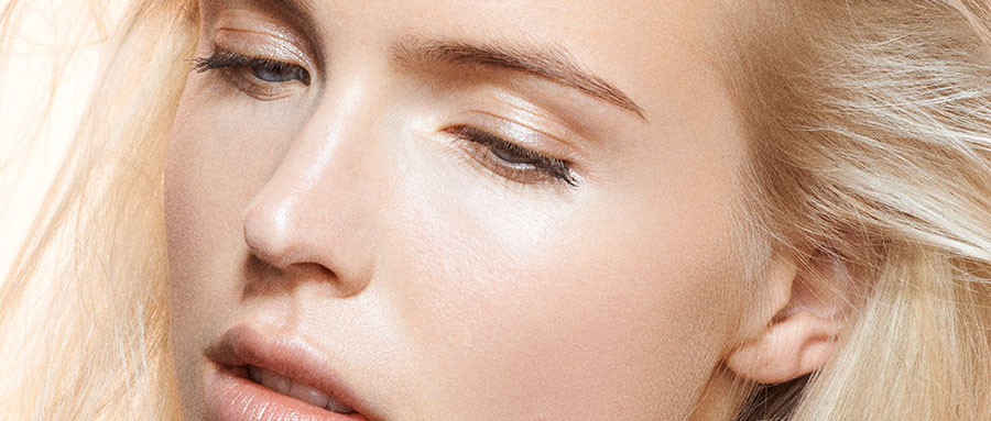 Gros plan sur une jeune femme au teint parfaitement maquillé, par Louise Wittlich, maquilleuse pro et coach beauté