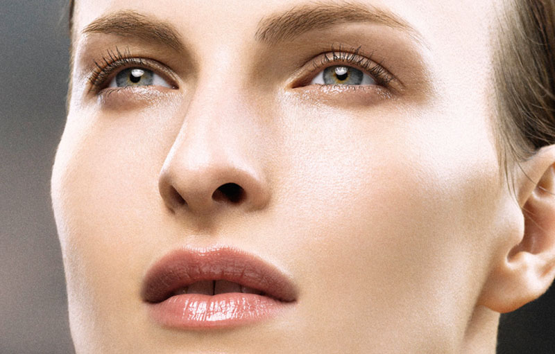 Gros plan sur une femme portant un maquillage rajeunissant, maquillée par Louise Wittlich, maquilleuse pro et coach beauté