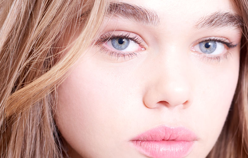 Gros plan sur jeune fille avec des sourcils bien maquillés, par Louise Wittlich, maquilleuse pro et coach beauté