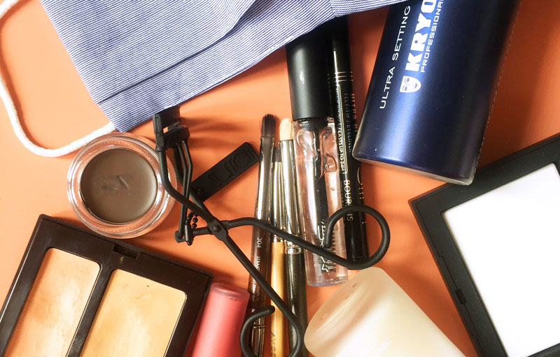 Products for makeup to be worn with face masks/Produits pour un maquillage à porter avec un masque