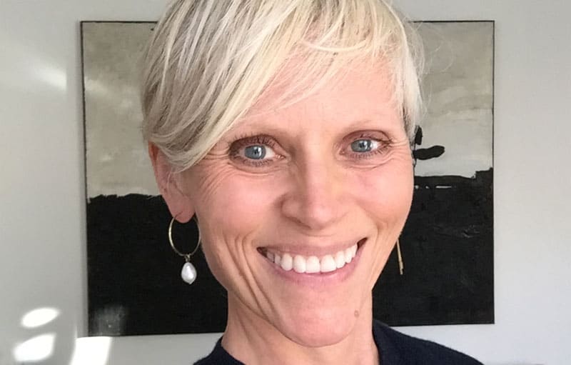 Louise Wittlich avec cils recourbés, montrant le résultat de la utilisatin d'un recourbe-cils