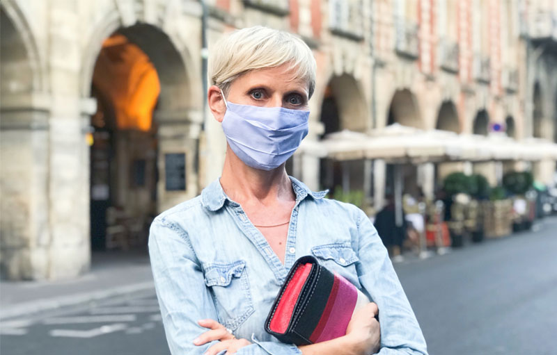 Louise Wittlich, makeup artist, wearing a eye makeup and a face mask