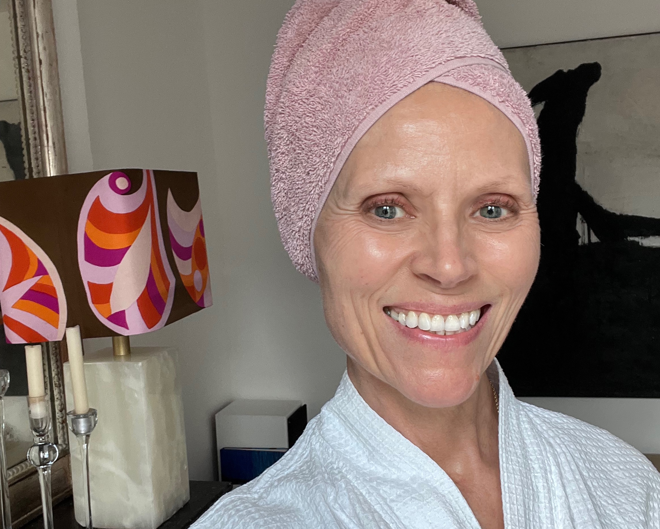 Gros plan sur le visage de Louise Wittlich, maquilleuse professionnelle, sans maquillage avec la peau radieuse