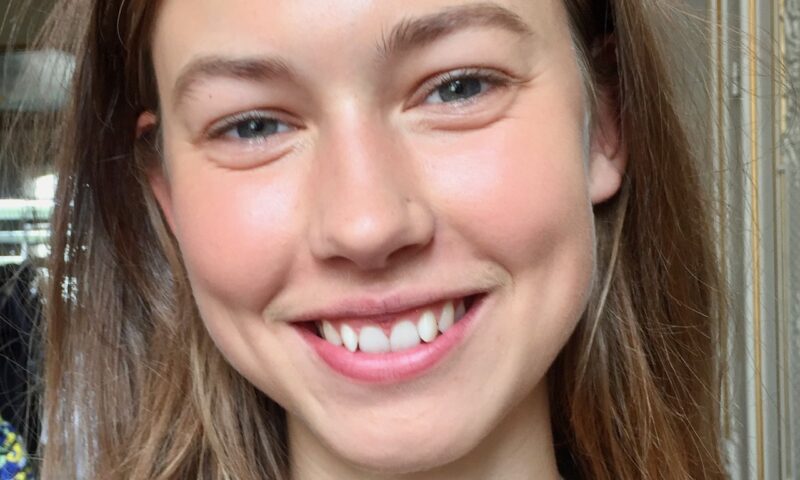 Une jeune femme, portant une protection solaire sous son joli maquillage naturel, maquillée par Louise Wittlich, maquilleuse professionnelle et coach beauté.